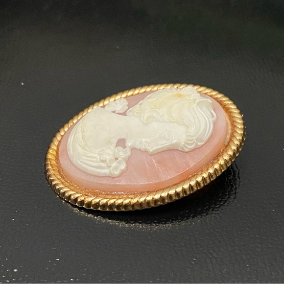 Vintage Unsigned Pink Lady Cameo Gold-tone Victorian Revival Brooch - Picture 5 of 10